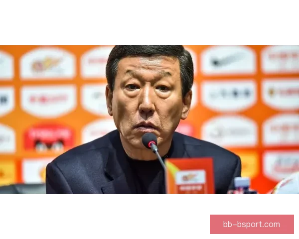 李源一中场拼尽全力奔跑筑起坚固防守屏障 李源一中场拼尽全力奔跑筑起坚固防守屏障